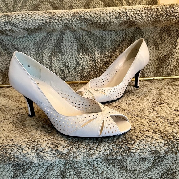 GUC Vintage Stuart Weitzman White Leather Open Peep Toe Pumps Heels Shoes Size 7 - Picture 1 of 12